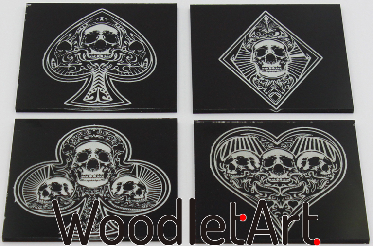 Szklane podkładki pod szklanki do whisky.